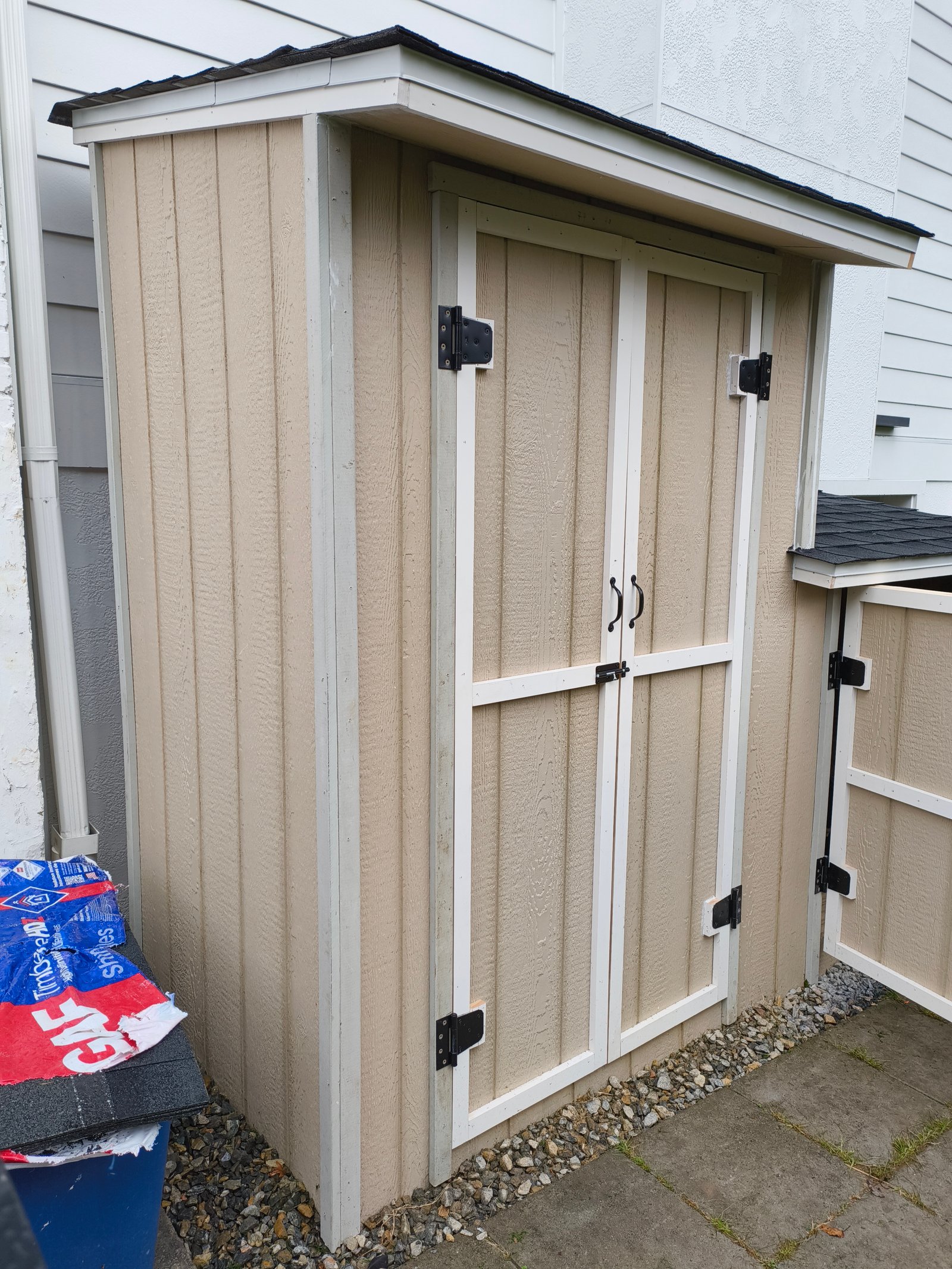 bathroom walls painted light gray